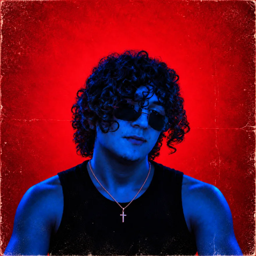 Ritratto di Adelajdo Haxhiaj con luce blu e sfondo rosso